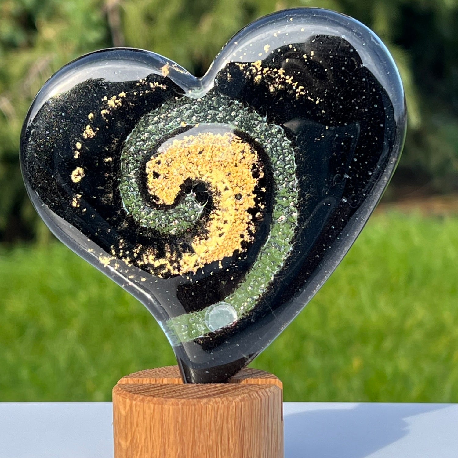 Nefeli Black with Gold Coaster (Heart)