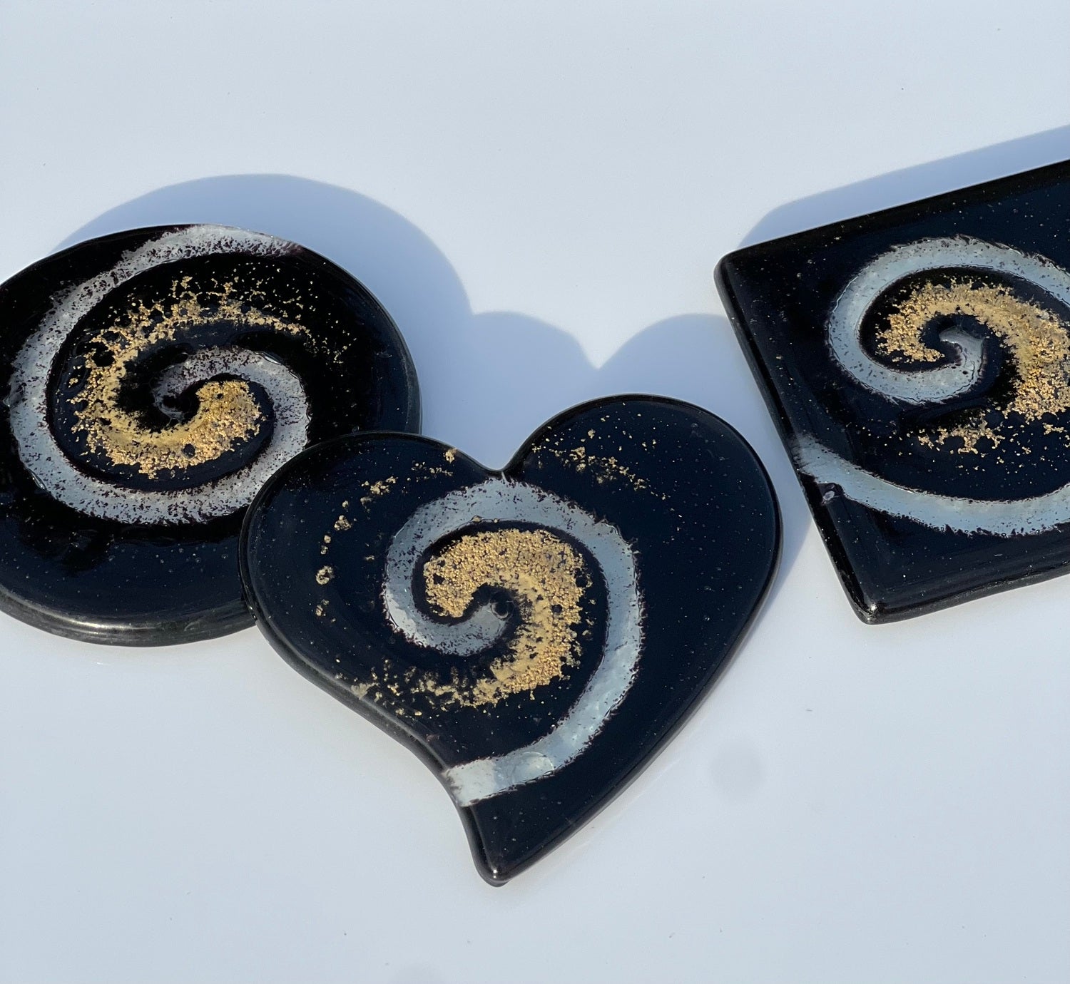Nefeli Black with Gold Coaster (Heart)