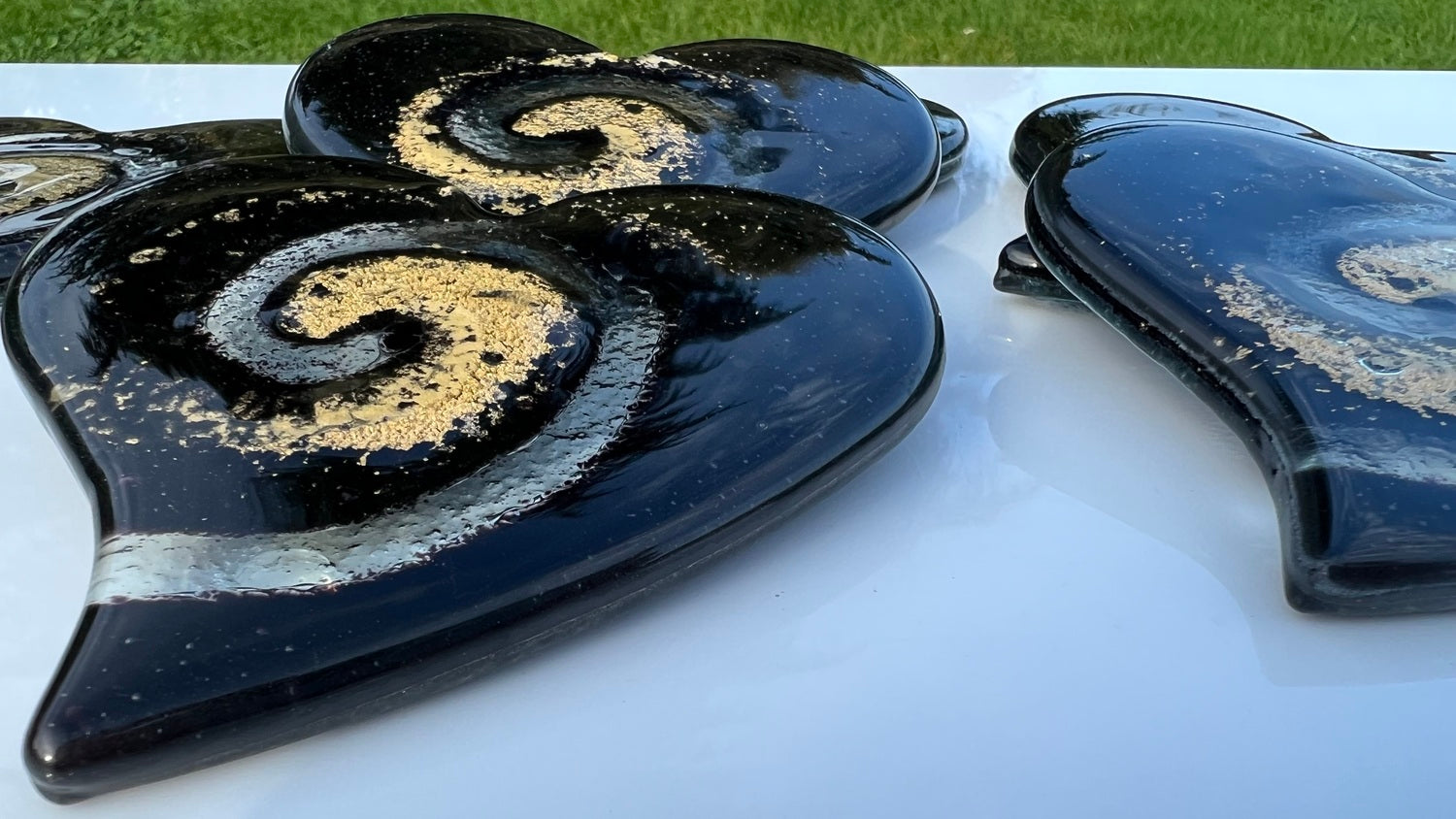 Nefeli Black with Gold Coaster (Heart)